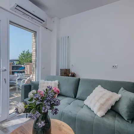 Alexandra Apartament *